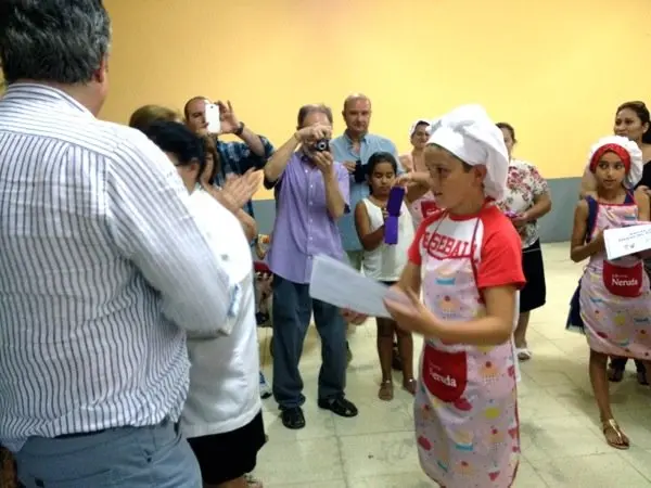 Jaime recoge su diploma ante el atento p&uacute;blico