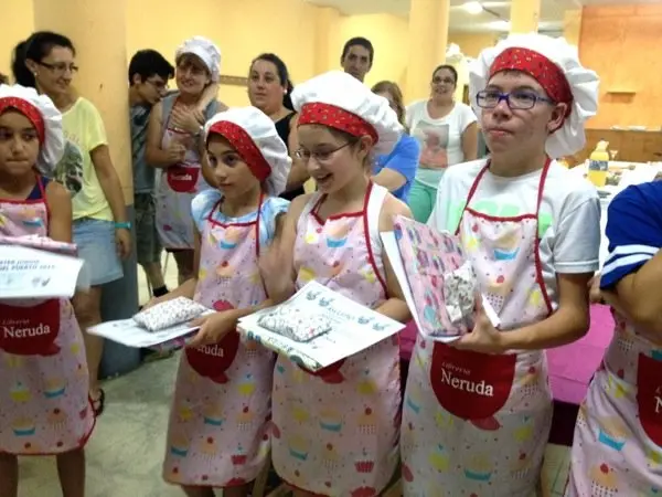 Cuatro de los cocineros con sus diplomas