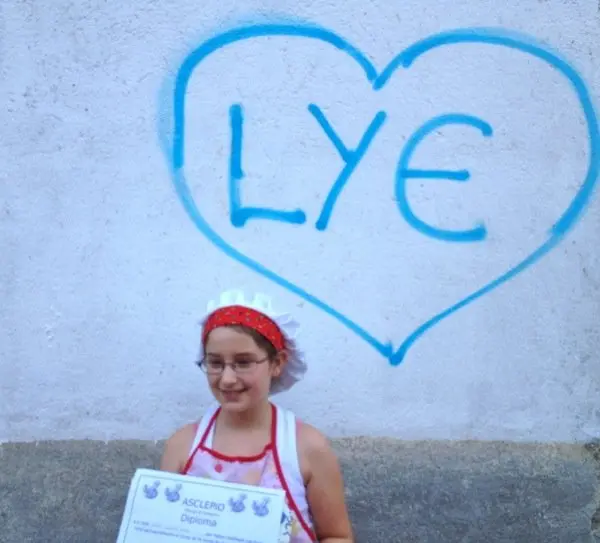 Ilsa con su diploma al finalizar el programa Master Junior Cocina de Perales del Puerto