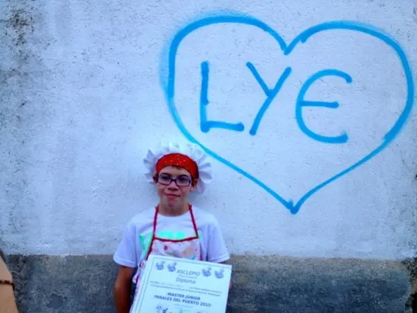 Ra&uacute;l posa con su diploma que lo acredita como chef