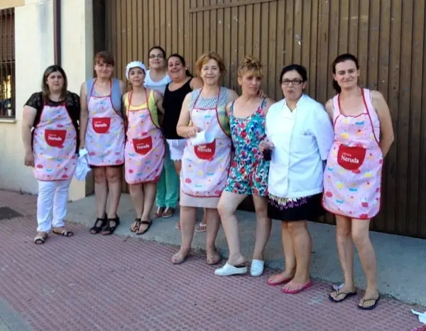 La cocinera Montse Morientes rodeada de las madres tutoras en Master Junio Cocina de Perales