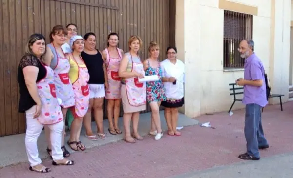 Rafael Gir&oacute;n va a fotografiar al grupo de participantes en la cocina