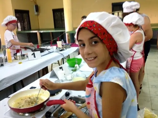 Erika sonr&iacute;e a la c&aacute;mara