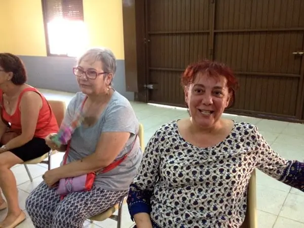 Familiares disfrutando con los cocineros
