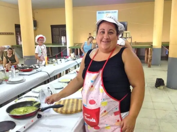 Madre tutora durante la elaboraci&oacute;n de la merluza con gambas