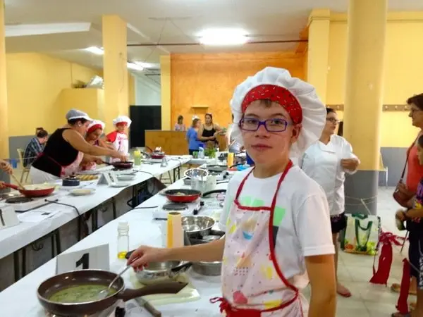 Ra&uacute;l nos atiende un momento mientras cocina