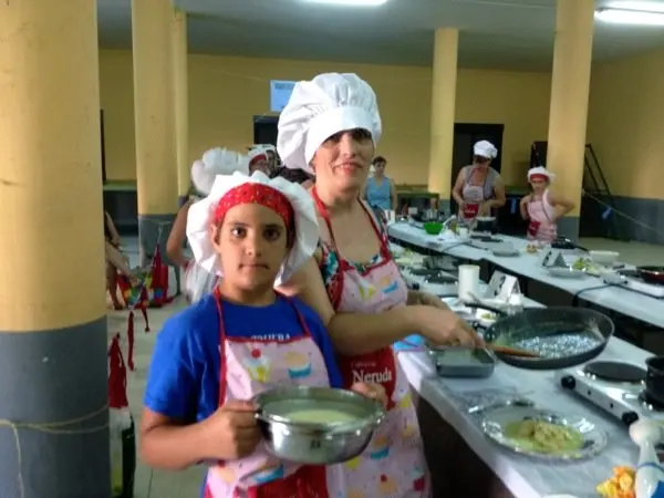Una coordinada pareja de chefs peraliegos en plena faena