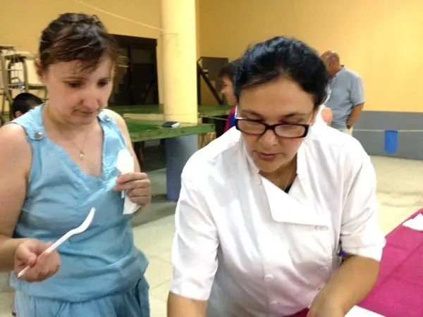  Montse Moriente prueba los platos ante la mirada de Puri
