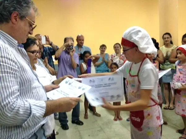 Ra&uacute;l recoge su certificado