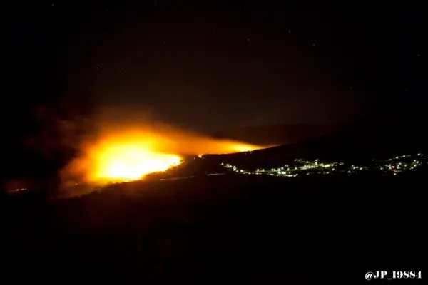 Gata, en primer t&eacute;rmino, y hacia el oeste el incendio que se origin&oacute; en la zona del Fort&iacute;n, muy pr&oacute;xima a la poblaci&oacute;n. MAGEN DE JOS&Eacute; PABLO P&Eacute;REZ en un &aacute;lbum publicado por www.sierradegatadigital.es