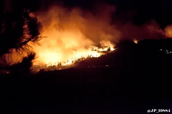 La virulencia de las llamas creci&oacute; durante la madrugada del lunes d&iacute;a 27 de julio en el incendio de Gata. MAGEN DE JOS&Eacute; PABLO P&Eacute;REZ en un &aacute;lbum publicado por www.sierradegatadigital.es 