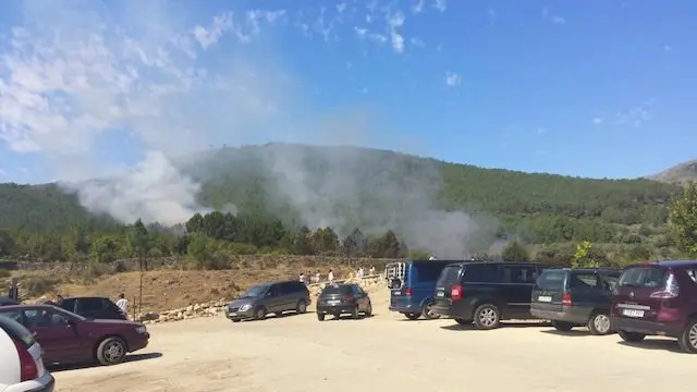 Incendio junto a las piscinas de Acbeo el 5 de agosto. IMAGEN ROSA LORO