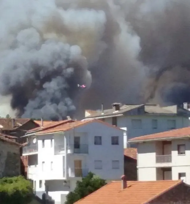 Imagen tomada desde Acebo. Se aprecia el helic&oacute;ptero al fondo. CEDIDA