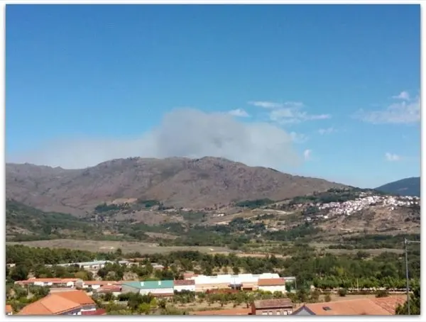 Incendio de Acebo visto desde Valverde del Fresno. Jakki Cosway