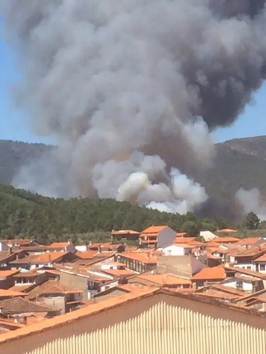 Imagen del incendio del 6 de agosto visto desde la localidad. CEDIDA