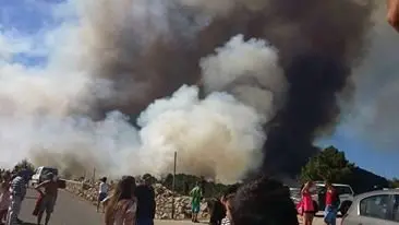Gran columna de humo en el incendio de Acebo. Imagen de Sonia Seco Fern&aacute;ndez para www.sierradegatadigital.es