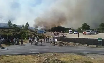 Los vecinos en la zona pr&oacute;xima al incendio. Imagen de Sonia Seco Fern&aacute;ndez para www.sierradegatadigital.es
