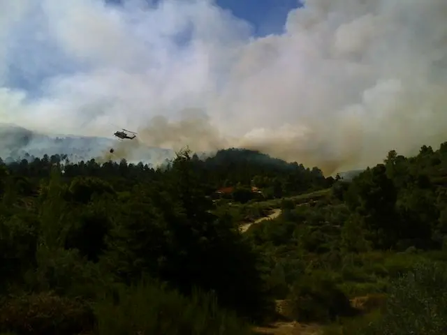 Un helic&oacute;ptero descarga sobre el incendio de Acebo. CEDIDA a www.sierradegatadigital.es