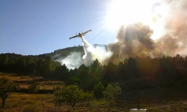 Descarga de un hidroavi&oacute;n sobre el incendio de Acebo. CEDIDA a www.sierradegatadigital.es