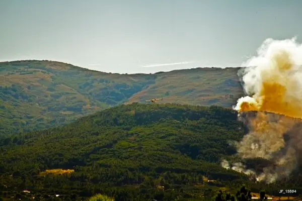 Un hidroavi&oacute;n descarga sobre el incendo y se aleja. IMAGEN DE JP P&Eacute;REZ para www.sierradegatadigital.es copia