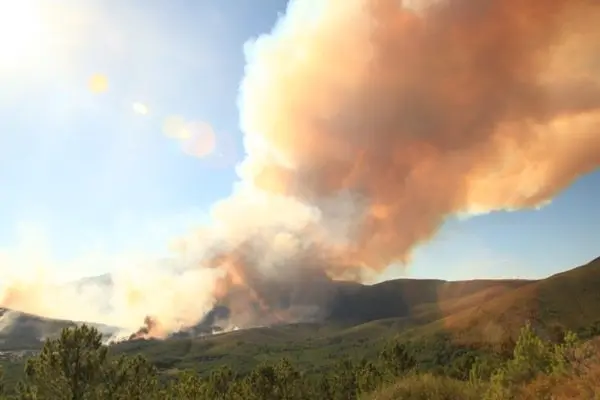 IMAGEN DE JP PEREZ para www.sierradegatadigital.es en el incendio de Acebo copia