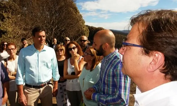 Oscar Ant&uacute;nez charla con Pedro S&aacute;nchez en presencia de Guillermo Fern&aacute;ndez Vara el pasado verano