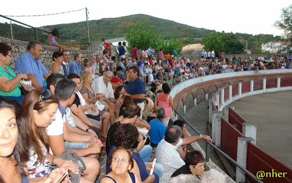 5. Los serranos y serranas llenaron la plaza de toros de Villamiel en el Festival Solidario con los damnificados en el incendio de Sierra de Gata. Un &aacute;lbum de ANHER publicado en www.sierradegatadigital.es                                      
