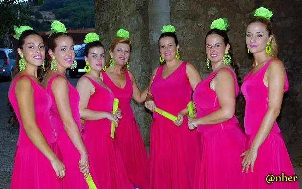 7. Guap&iacute;simas bailaoras preparadas para participar en el Festival Solidario de Villamiel con los damnificados en el incendio de Sierra de Gata. Un &aacute;lbum de ANHER publicado en www.sierradegatadigital.es                                    