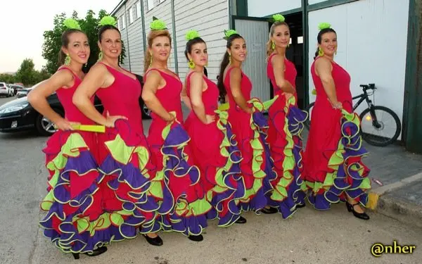 3. Bailaoras participantes en el Festival Solidario de Villamiel con los damnificados en el incendio de Sierra de Gata. Un &aacute;lbum de ANHER publicado en www.sierradegatadigital.es                                