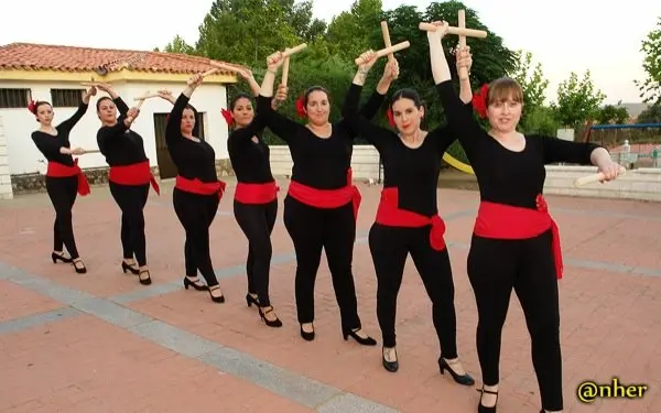 4. Bailaoras en el Festival Solidario de Villamiel por los damnificados en el incendio de Sierra de Gata. Un &aacute;lbum de ANHER publicado en www.sierradegatadigital.es                       