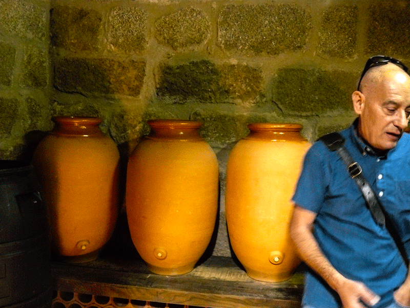 5.En la bodega tradicional municipal.Imagen de ANTONIO CORREDERA en www.sierradegatadigital.es. png