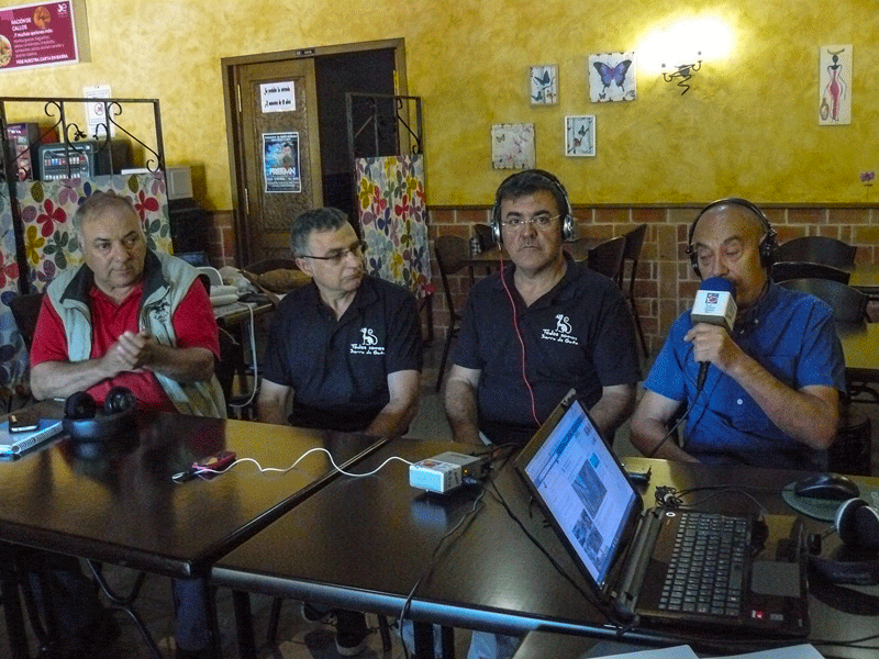 4.Jes&uacute;s Ba&ntilde;os, a la izquierda, con tres de sus invitados. Imagen de ANTONIO CORREDERA en www.sierradegatadigital.es