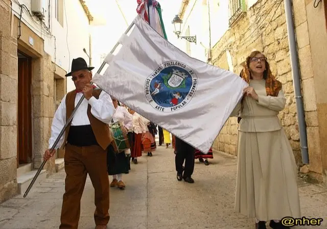 Dos danzantes portugueses portan el estandarte de su grupo de baile en el desfile del I Encuentro Intercultural Transfronterizo de Valverde del Fresno. Una imagen de ANHER publicada en www.sierradegatadigital.es                                     