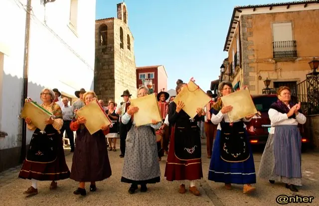 Desfile de grupos folkl&oacute;ricos en el I Encuentro Intercultural Transfronterizo de Valverde del Fresno. Imagen de ANHER para www.sierradegatadigital.es