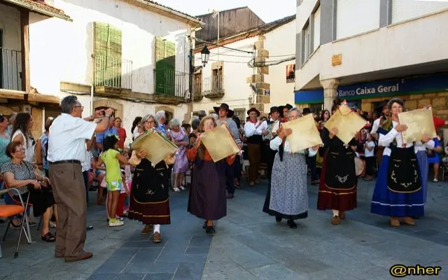 Folklore portugu&eacute;s en el I Encuentro Intercultural Transfronterizo. Una imagen de ANHER publicada en www.sierradegatadigital.es                                     