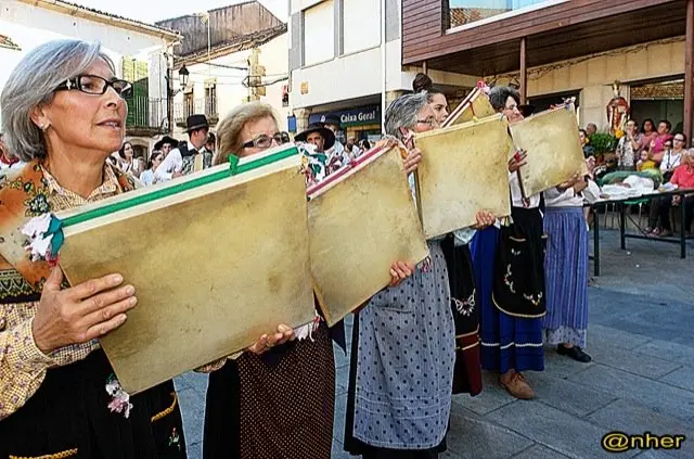 No faltaron en Valverde los panderos portugueses. Una imagen de ANHER publicada en www.sierradegatadigital.es                                     