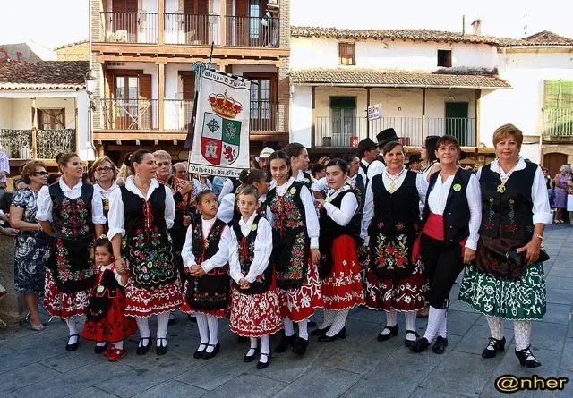 El grupo de folklore U Fresnu prepar&aacute;ndose para el desfile en el I Encuentro Intercultural Transfronterizo de Valverde del Fresno. Una imagen de ANHER publicada en www.sierradegatadigital.es                                 