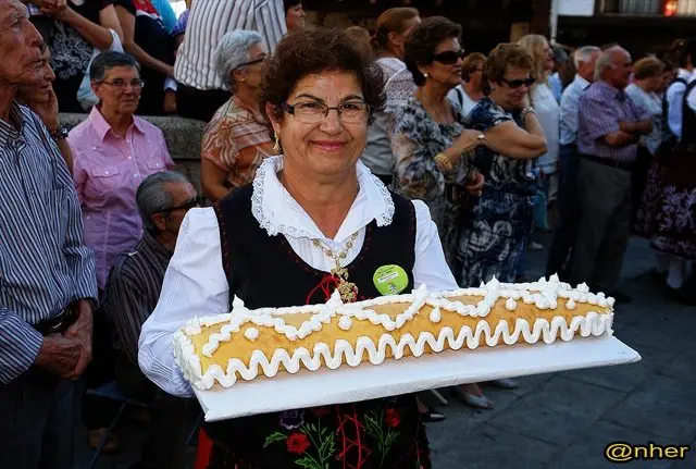 Dulces caseros, entre las ofrendas a San D&aacute;maso en Valverde del Fresno. Una imagen de ANHER publicada en www.sierradegatadigital.es                                     