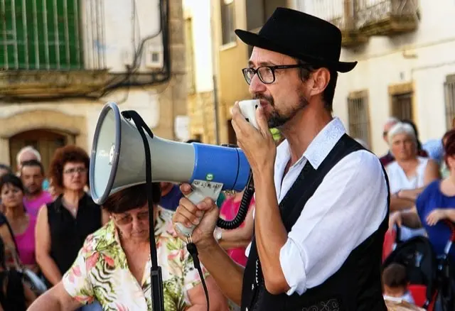El m&uacute;sico Manuel Pascual ataviado con el traje tradicional durante el I Encuentro Intercultural Transfronterizo de Valverde del Fresno. Una imagen de ANHER publicada en www.sierradegatadigital.es                                     