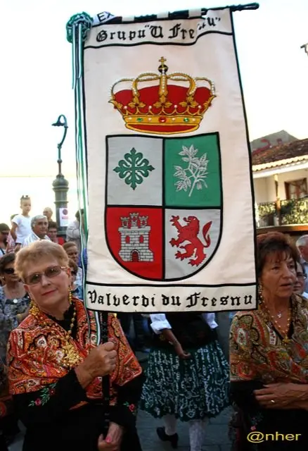 Dos danzantes portan el estandarte del grupo de jotas valverde&ntilde;o U Fresnu en el desfile celebrado en el I Encuentro Intercultural Transfronterizo. Una imagen de ANHER publicada en www.sierradegatadigital.es                                     