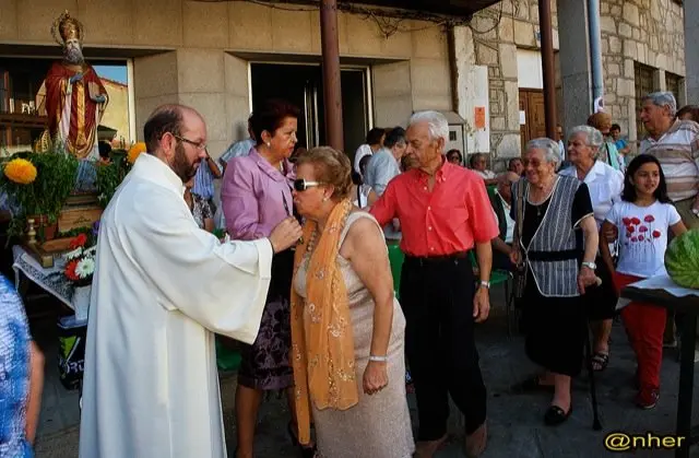 Una vecina besa la reliquia de San D&aacute;maso en Valverde del Fresno. Una imagen de ANHER publicada en www.sierradegatadigital.es                                    