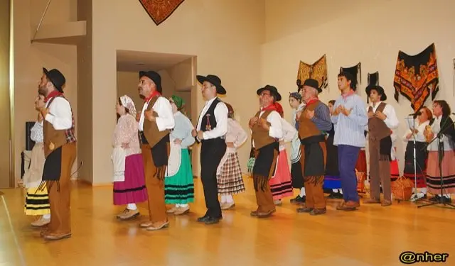 Folklore portugu&eacute;s en el I Encuentro Intercultural Transfronterizo de Valverde del Fresno. Una imagen de ANHER publicada en www.sierradegatadigital.es                                