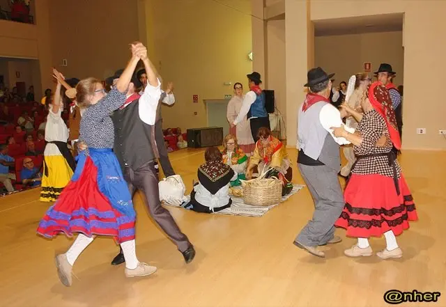Folklore tradicional portugu&eacute;s en el I Encuentro Intercultural Transfronterizo de Valverde del Fresno. Una imagen de ANHER publicada en www.sierradegatadigital.es                      