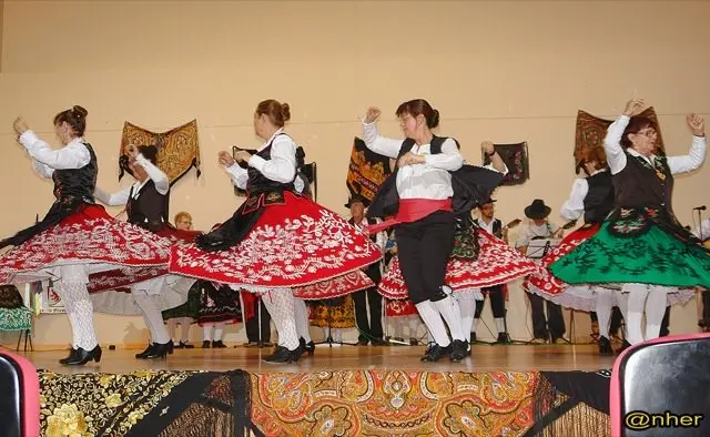 El grupo local U Fresnu exhibe su arte en el I Encuentro Intercultural Transfronterizo de Valverde del Fresno. Una imagen de ANHER publicada en www.sierradegatadigital.es                            