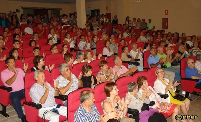 El p&uacute;blico llena el sal&oacute;n de actos durante el I Encuentro Intercultural Transfronterizo. Una imagen de ANHER publicada en www.sierradegatadigital.es               