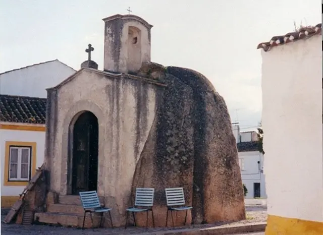 5. Curioso dolmen reutilizado como capilla en la aldea portuguesa de Pav&iacute;a (Alentejo). Una imagen de JOS&Eacute; LUIS MART&Iacute;N GALINDO en www.sierradegatadigital.es
