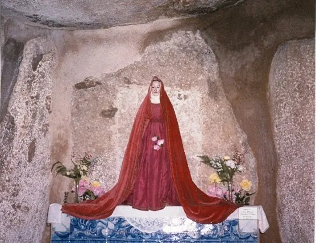 6. Curioso dolmen reutilizado como capilla en la aldea portuguesa de Pav&iacute;a (Alentejo). Una imagen de JOS&Eacute; LUIS MART&Iacute;N GALINDO en www.sierradegatadigital.es