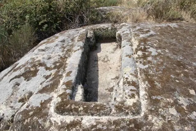 Sepultura antropomorfa excavada en roca del Valle de J&aacute;lama. Una imagen de JOS&Eacute; LUIS MART&Iacute;N GALINDO en www.sierradegatadigital.es