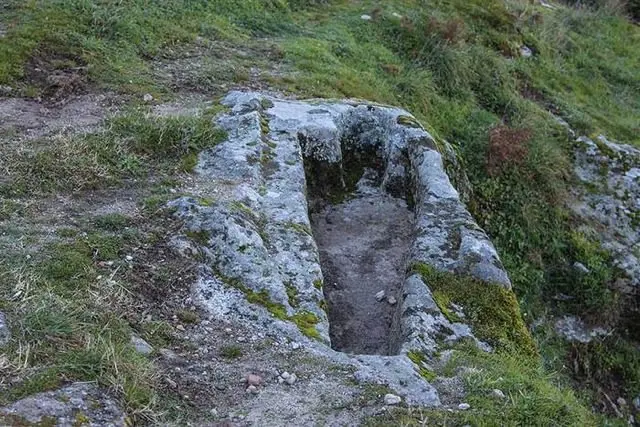 Sepultura antropomorfa excavada en roca del Valle de J&aacute;lama. Una imagen de JOS&Eacute; LUIS MART&Iacute;N GALINDO en www.sierradegatadigital.es