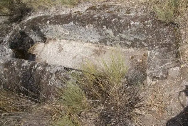 Sepultura antropomorfa excavada en roca del Valle de J&aacute;lama. Una imagen de JOS&Eacute; LUIS MART&Iacute;N GALINDO en www.sierradegatadigital.es